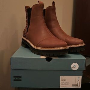 Tom’s Dakota ankle boot size 8.